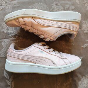 Puma Vikky Girls Pink Low Top Running Shoes, Size 2C, Used